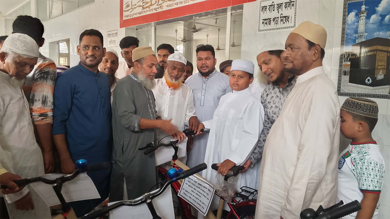 টানা ৪০ ‍দিন জামায়াতে নামাজ পড়ায় কিশোরকে সাইকেল পুরস্কার দেয়া হচ্ছে