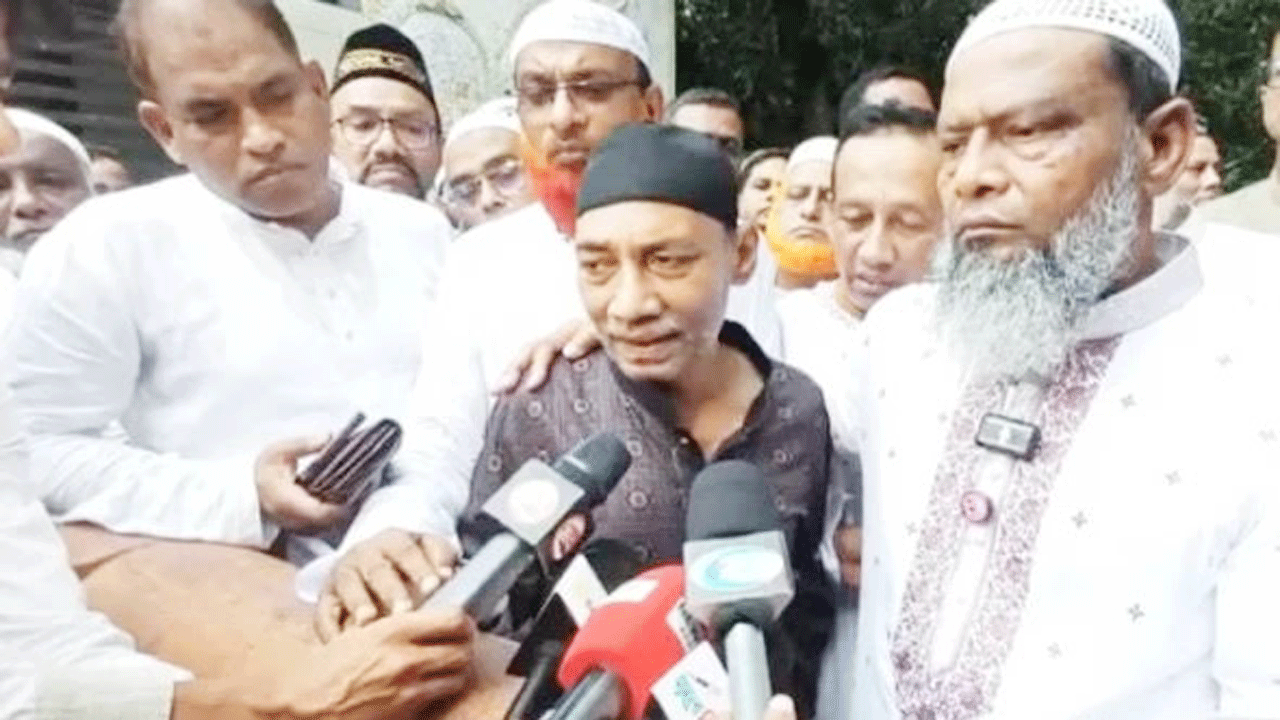 সাংবাদিকদের সাথে কথা বলছেন নিহত শিশু রামিসার বাবা