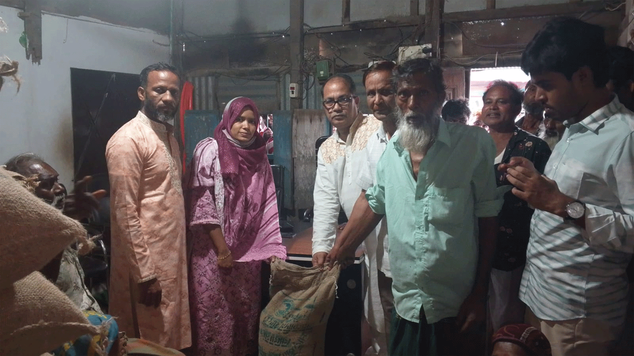 চাল বিতরণ
