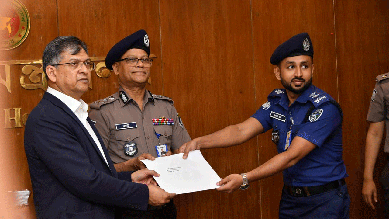 সম্মাননা গ্রহণ করছেন পুলিশ কর্মকর্তারা