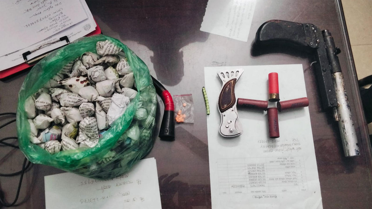 উদ্ধারকৃত অস্ত্র ও মাদক