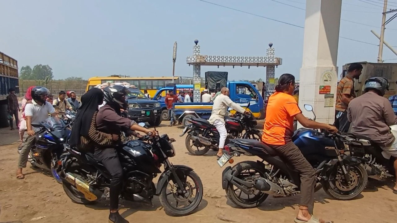 ফিলিং স্টেশনের সামনে দীর্ঘ লাইনে অপেক্ষা করছেন চালকরা