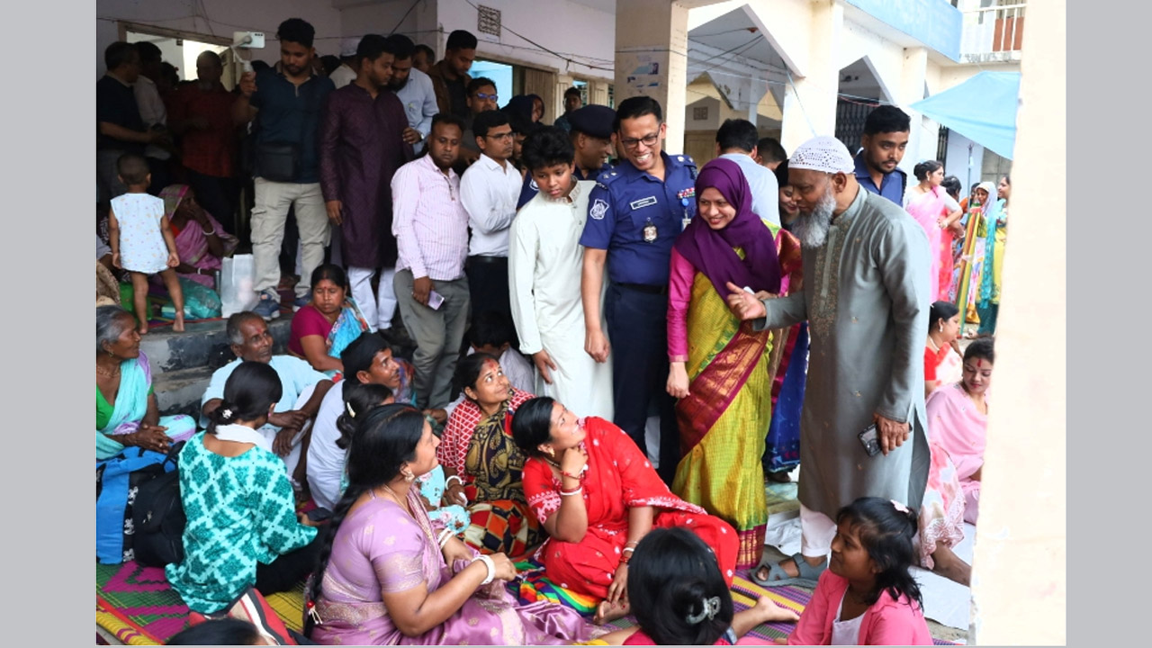সিরাজদিখানে মা রক্ষা কালী পূজা মণ্ডপ পরিদর্শনে জেলা প্রশাসক