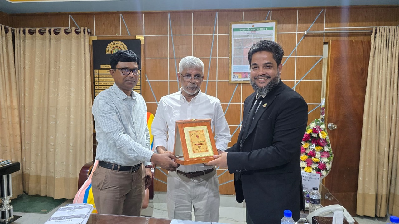 জেলা পরিষদ প্রশাসককে ফুলেল শুভেচ্ছা
