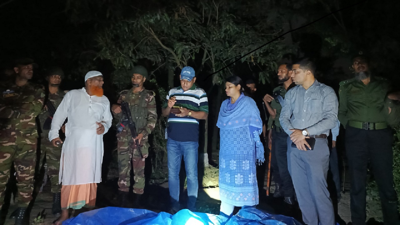 মুন্সীগঞ্জে অবৈধভাবে মাটি কাটার সময় ইউপি চেয়ারম্যানসহ আটক ২