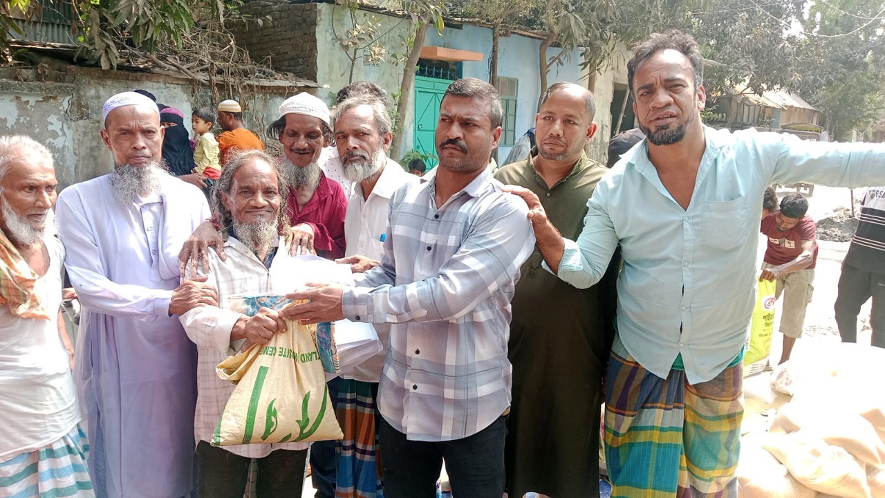 মুন্সীগঞ্জে এমপি কামরুজ্জামানের পক্ষ থেকে ঈদ উপহার বিতরণ
