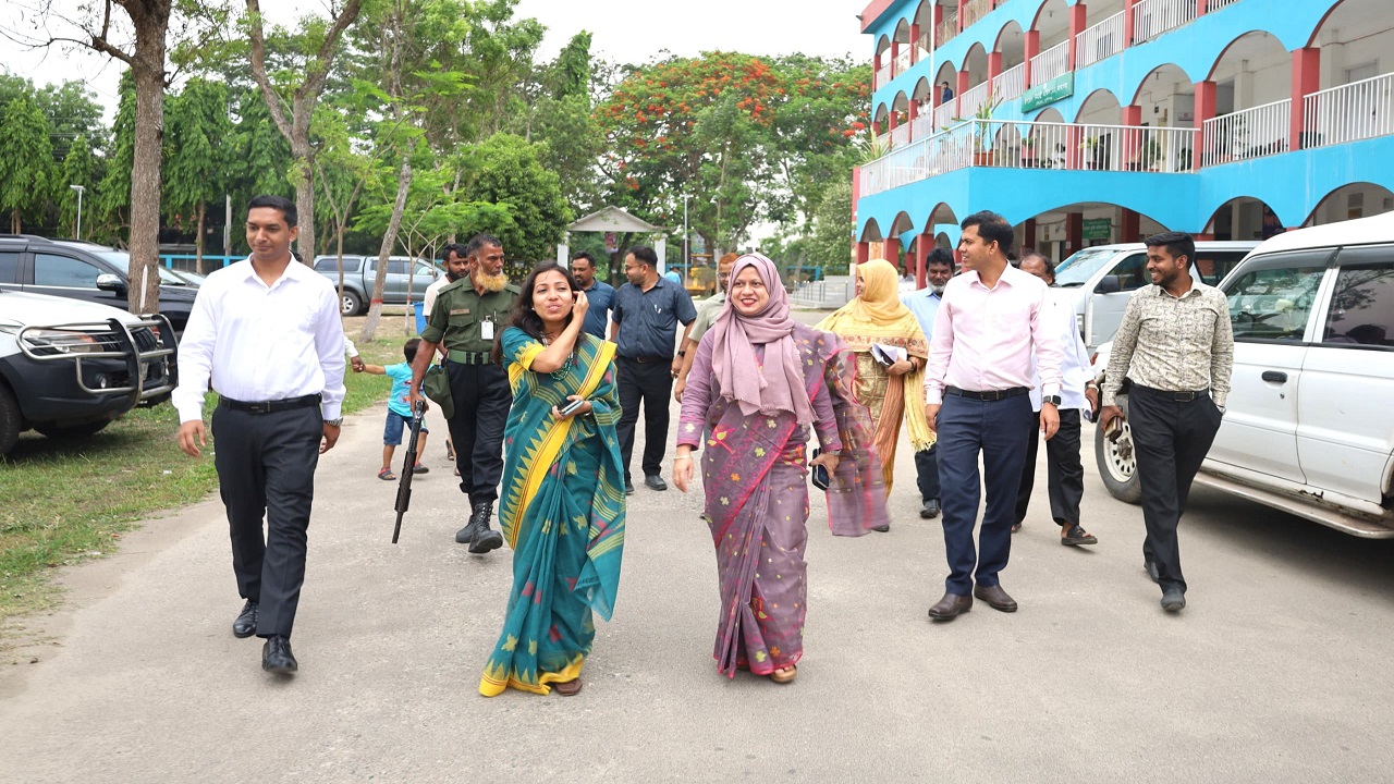লৌহজংয়ে ইউএনও ও এসিল্যান্ড কার্যালয় পরিদর্শন করলেন জেলা প্রশাসক