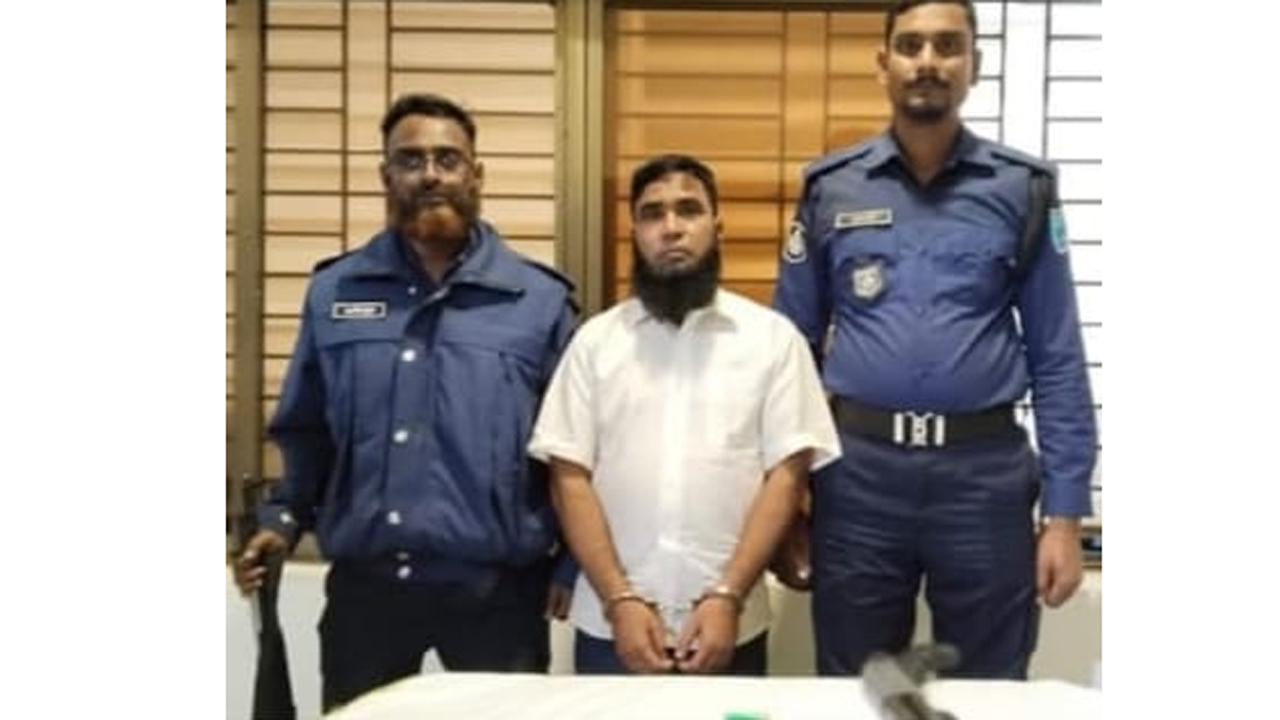 অস্ত্রসহ আটক সোহেল।