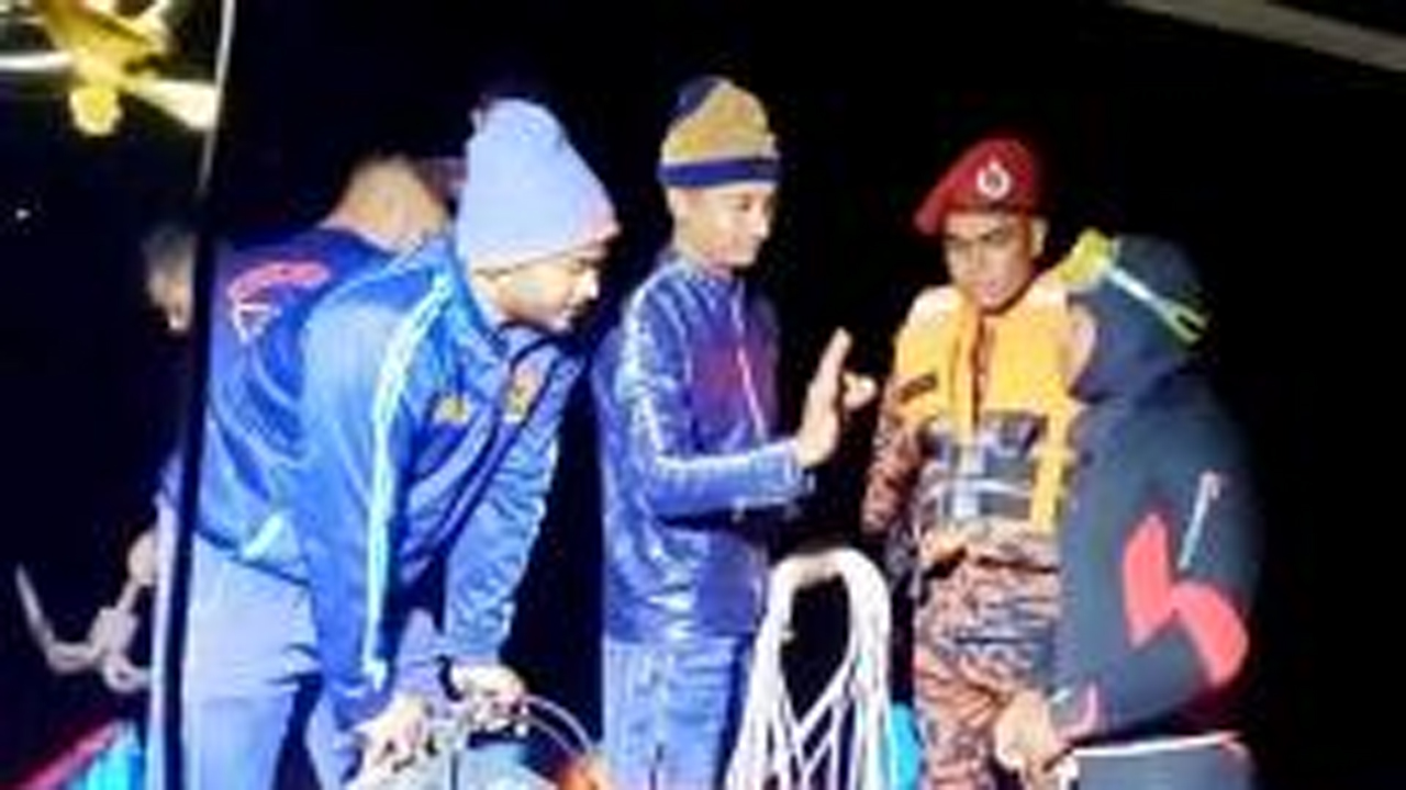 ডুবুরি দল ও কোস্ট গার্ড সদস্যরা