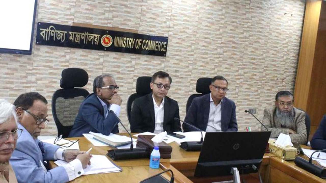বৈঠক শেষে সাংবাদিকদের সাথে কথা বলছেন বাণিজ্যমন্ত্রী খন্দকার আব্দুল মুক্তাদির