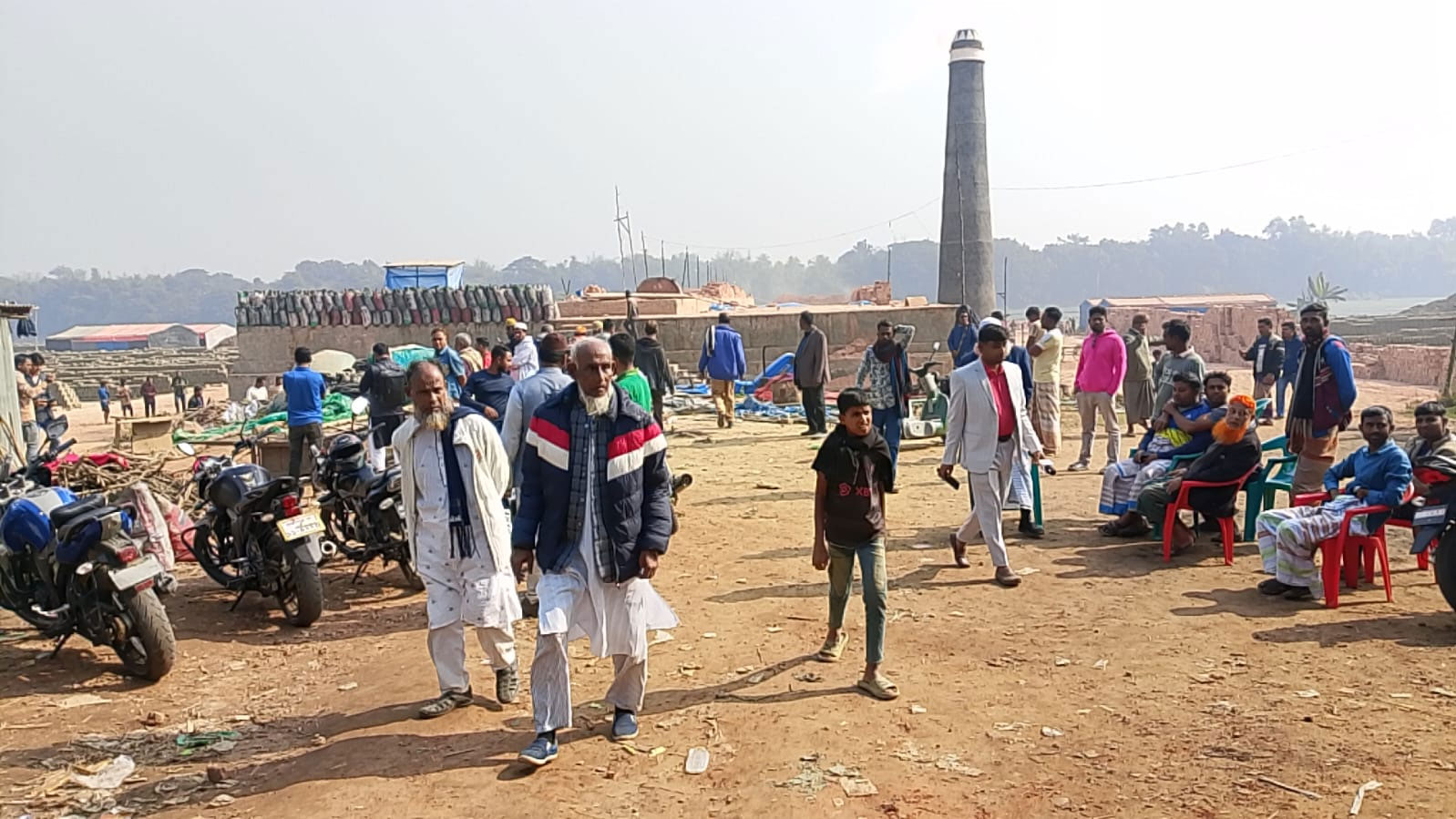 কে বি এম ইটভাটায় দুর্বৃত্তরা ফরিদ সরকারকে নির্মমভাবে পিটিয়ে ও কুপিয়ে গুরুতর আহত করে ফেলে রেখে যায়