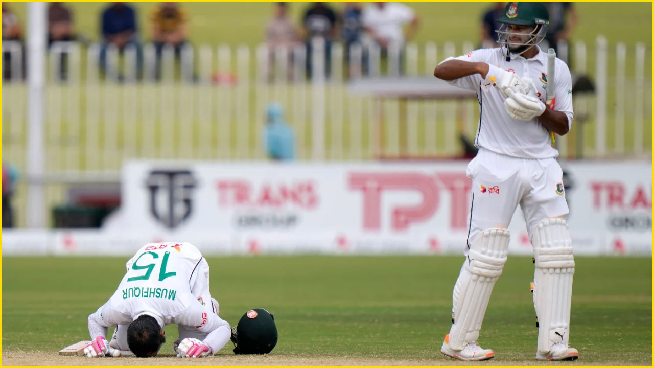 ২০২৪ সালের ৩ সেপ্টেম্বর সিজদার মাধ্যমে পাকিস্তানের বিপক্ষে পাওয়া জয় উদযাপন করছেন মুশফিক। পাশে সতীর্থ সাকিব আল হাসান