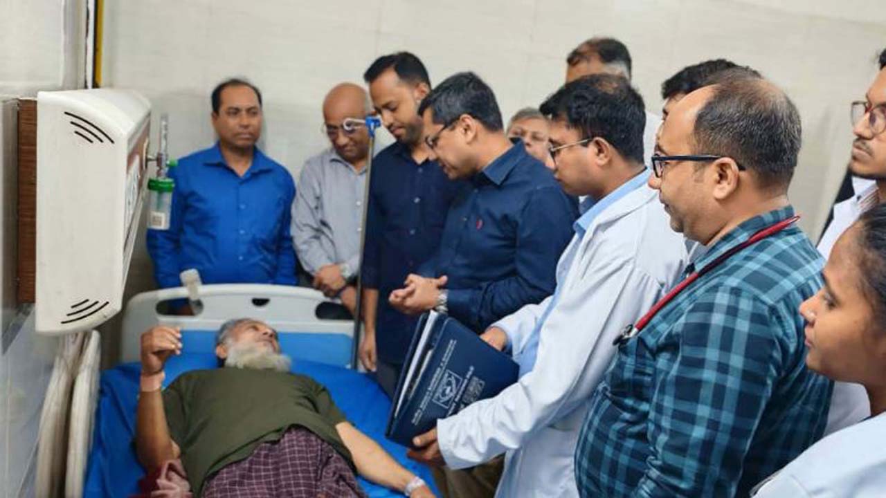 শহীদ মীর মুগ্ধের বাবা মীর মুস্তাফিজুর রহমানের খোঁজখবর নিচ্ছেন প্রধানমন্ত্রীর ব্যক্তিগত চিকিৎসক ডা. আ ন ম মনোয়ারুল কাদির বিটু