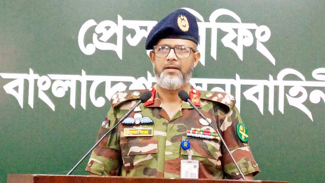 সেনাসদরে সেনাবাহিনীর কার্যক্রম সম্পর্কিত আয়োজিত সংবাদ সম্মেলনে ব্রিগেডিয়ার জেনারেল মো: মুস্তাফিজুর রহমান
