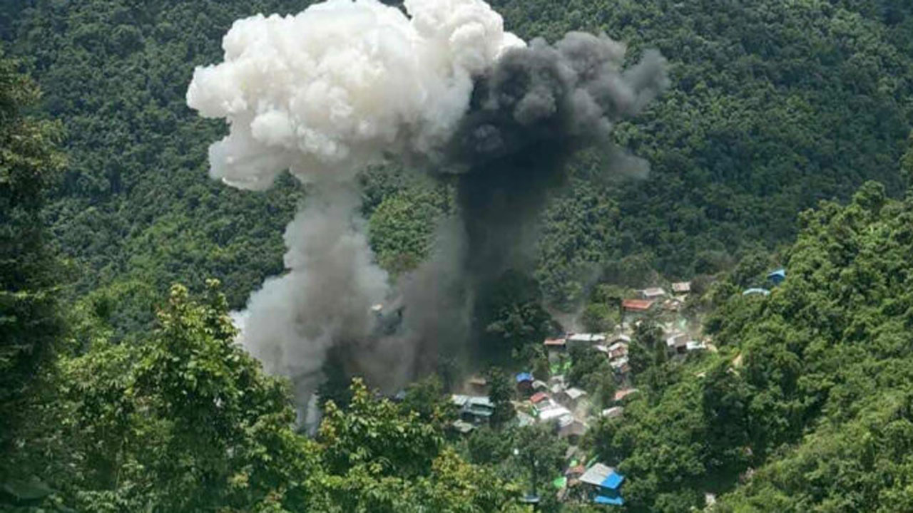জান্তা বাহিনী মাওচি শহরে বিমান হামলা চালায়