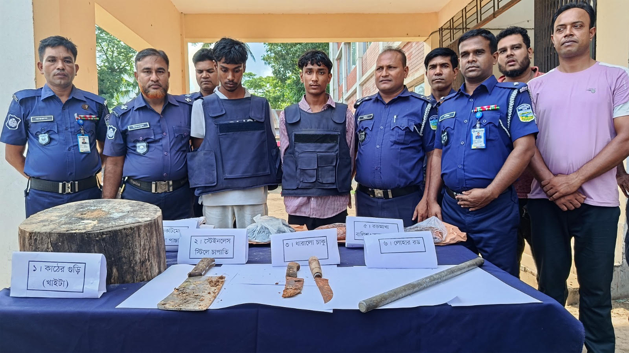 হত্যায় ব্যবহৃত দেশীয় অস্ত্রসহ গ্রেফতার দুই আসামি