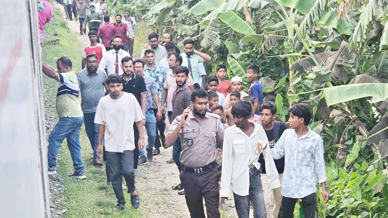 চলন্ত ট্রেনে এসির যন্ত্রাংশ চুরির চেষ্টাকালে আটক দুই যুবক