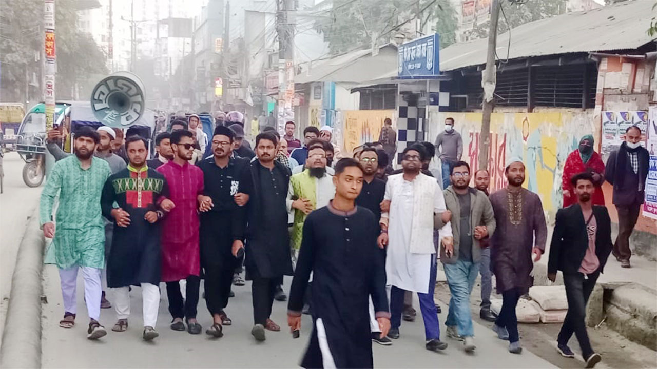 ওসমান হাদিকে হত্যাচেষ্টার প্রতিবাদে ময়মনসিংহে বিক্ষোভ