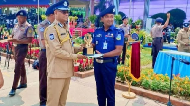 পুরস্কার দিচ্ছেন আইজিপি