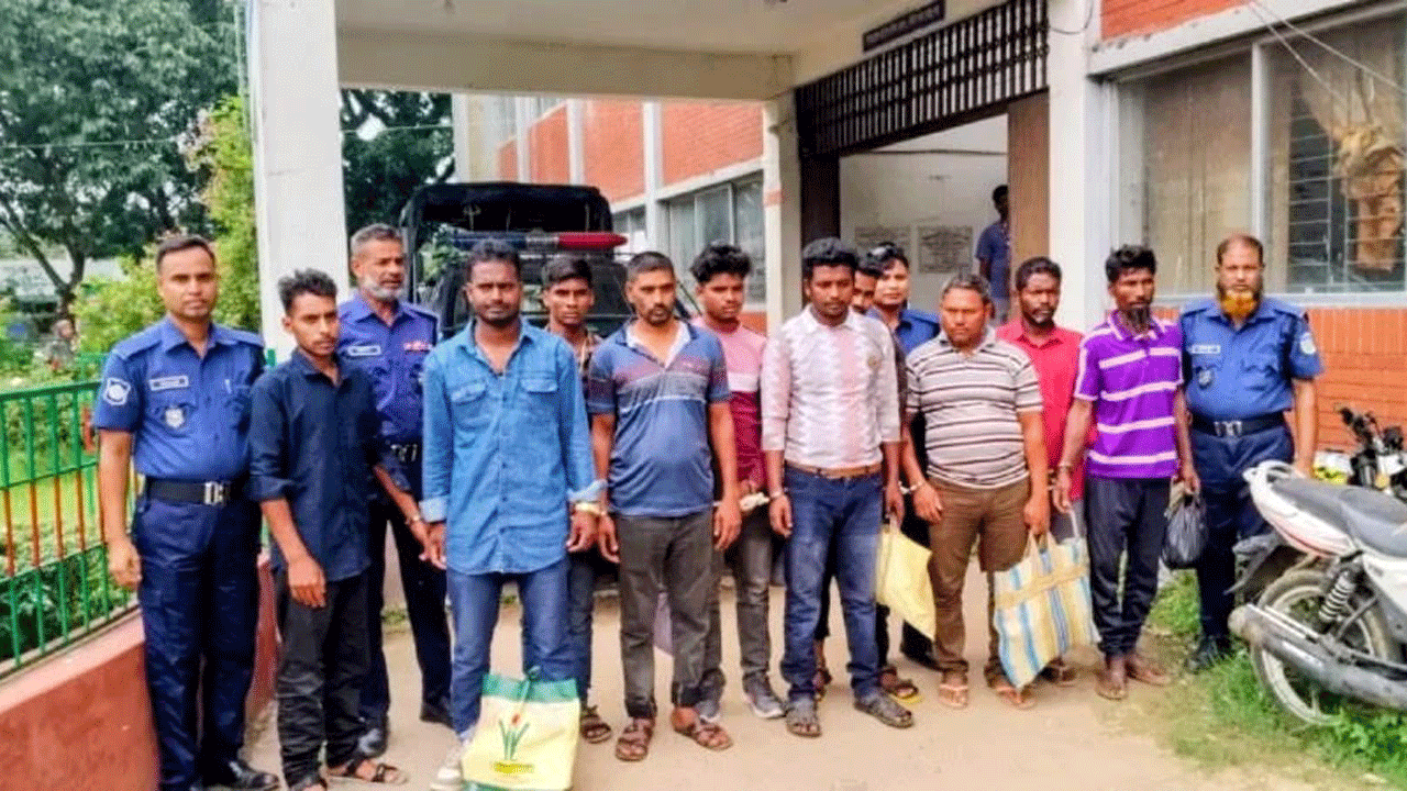বিজিবির কাছে হস্তান্তরকৃতরা