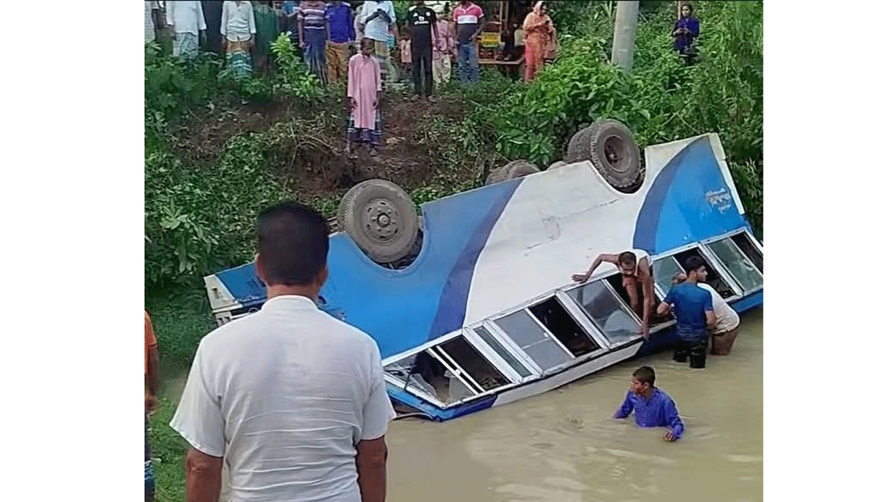 উল্টে যাওয়া বাস