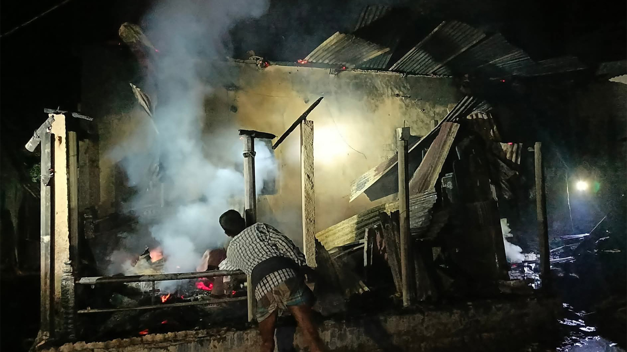আগুনে পুড়ে গেছে শিক্ষকের বাড়ি।
