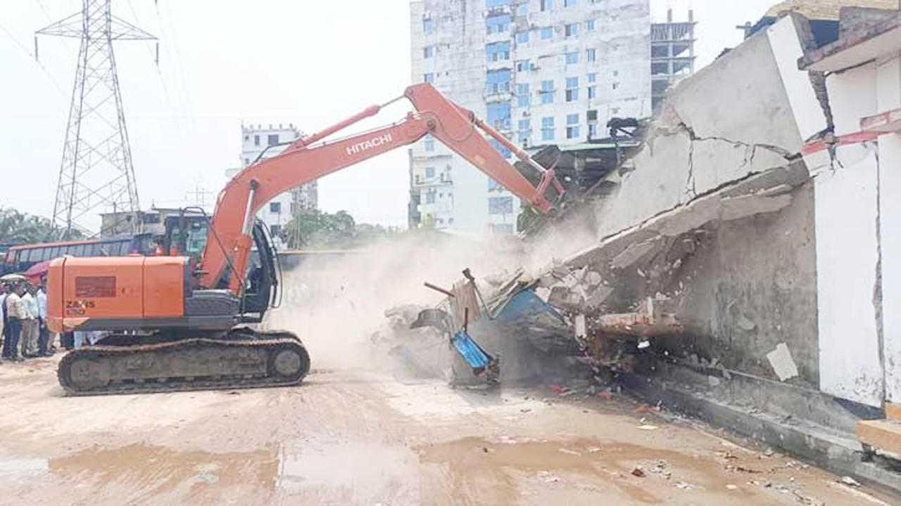 গুঁড়িয়ে দেয়া হচ্ছে অবৈধ স্থাপনা