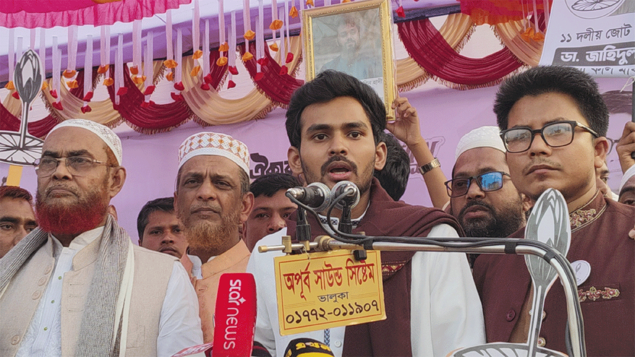 বক্তব্য রাখছেন এনসিপির মুখপাত্র আসিফ মাহমুদ সজীব ভূঁইয়া