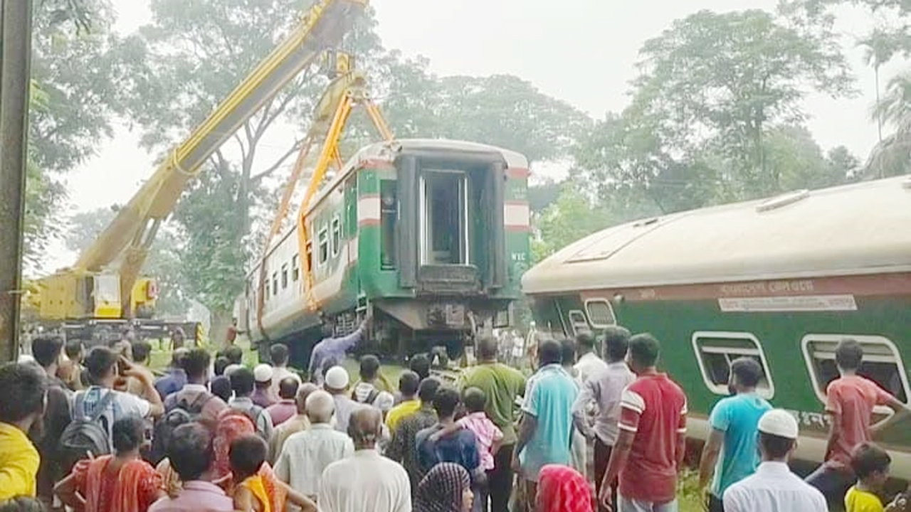 উদ্ধার করা হচ্ছে লাইনচ্যুত ট্রেনের বগি