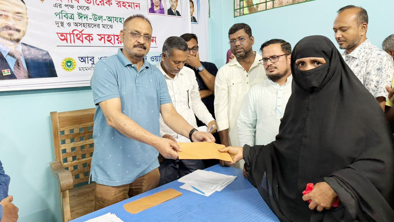 নিম্ন আয়ের পিছিয়ে পড়া পরিবারের মাঝে আর্থিক সহায়তা প্রদান