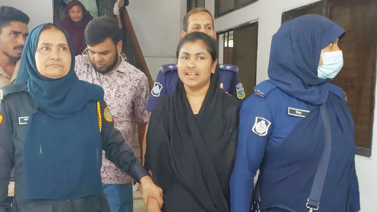 হত্যা মামলার রায় ঘোষণার পর দণ্ডপ্রাপ্ত আসামি আফরোজা শেখ ইতিকে কারাগারে নেয়া হচ্ছে