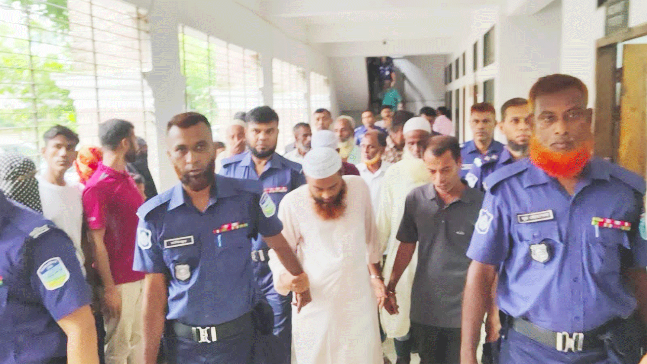 মামলার রায় ঘোষণার পর দণ্ডপ্রাপ্তদের কারাগারে নেয়া হচ্ছে