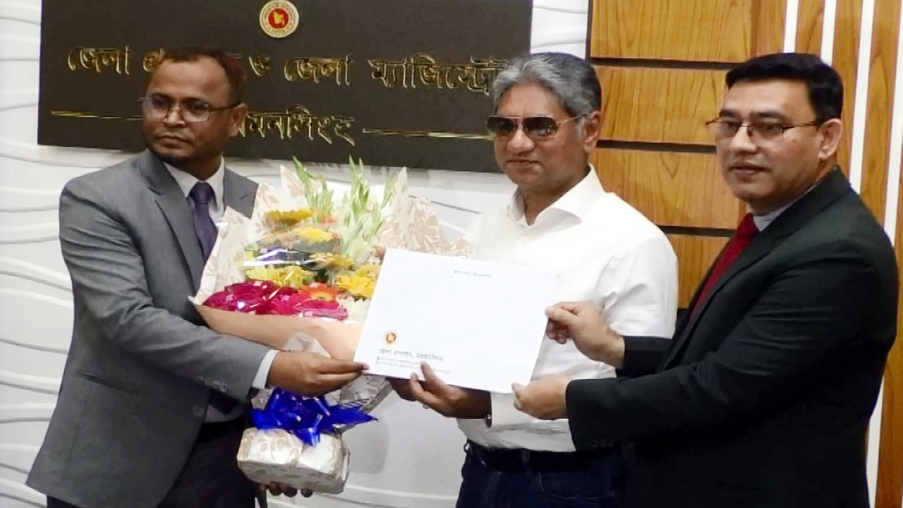 ময়মনসিংহে নবনির্বাচিত এমপিদের হাতে বেসরকারি ফলাফল হস্তান্তর