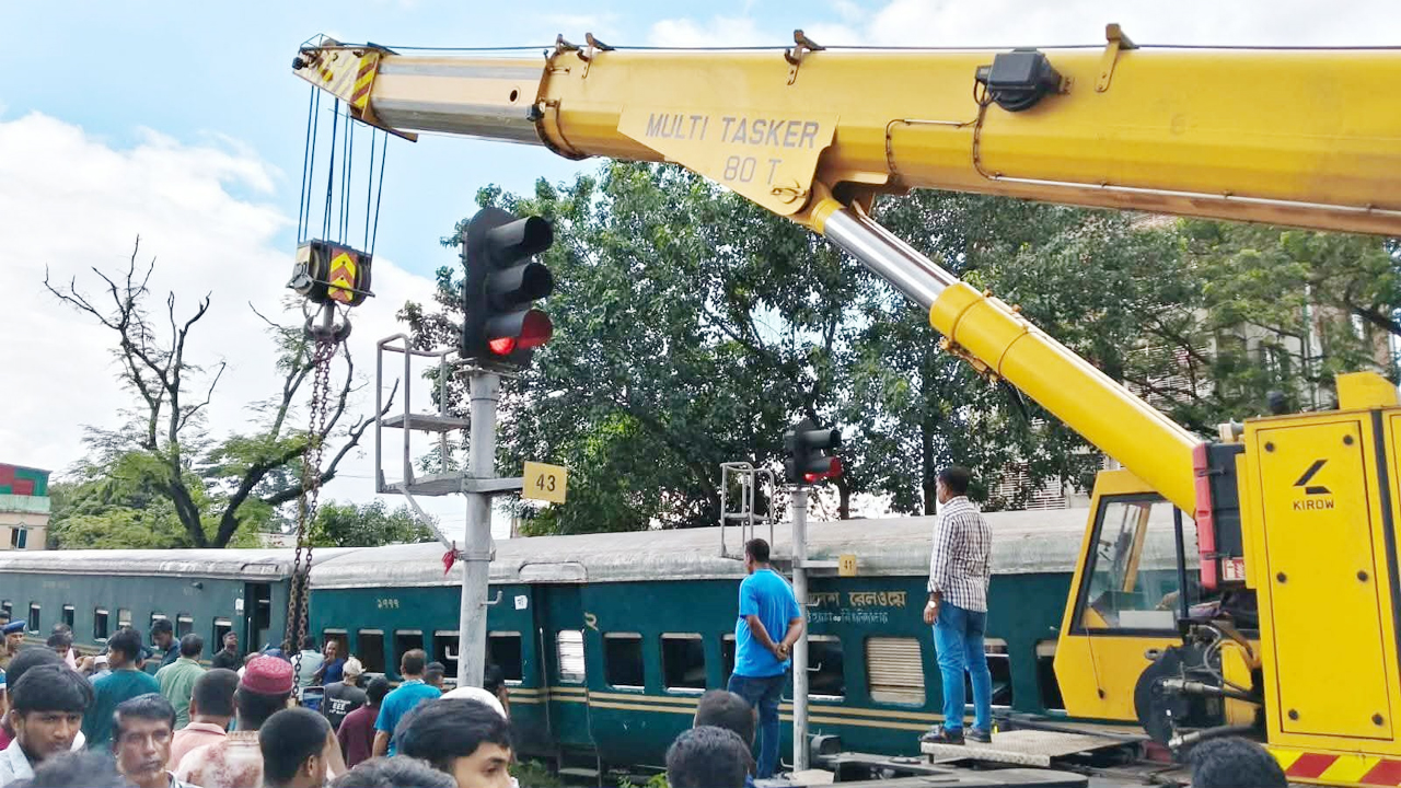 লাইনচ্যুত বগি উদ্ধারে ব্যবহার করা হচ্ছে রিলিফ ট্রেন