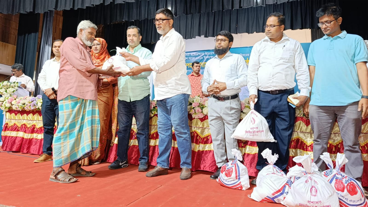 ঈদ সামগ্রী বিতরণ করছেন তথ্য ও সম্প্রচার প্রতিমন্ত্রী ইয়াসের খান চৌধুরীসহ অন্যরা