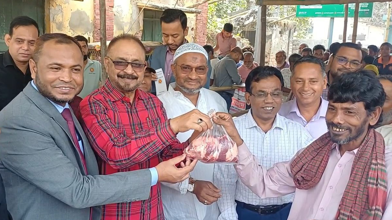 স্বল্পদামে গরুর গোশত বিক্রি কার্যক্রমের উদ্বোধন