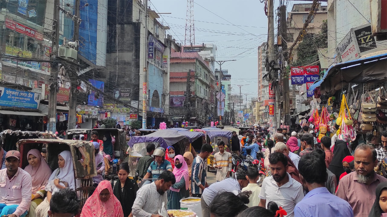 ময়মনসিংহ নগরীতে ক্রেতাদের উপচেপড়া ভিড়