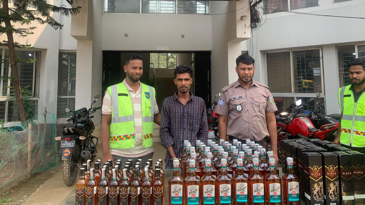 ভালুকায় অভিযানে উদ্ধার হওয়া ৯০ বোতল ভারতীয় মদ