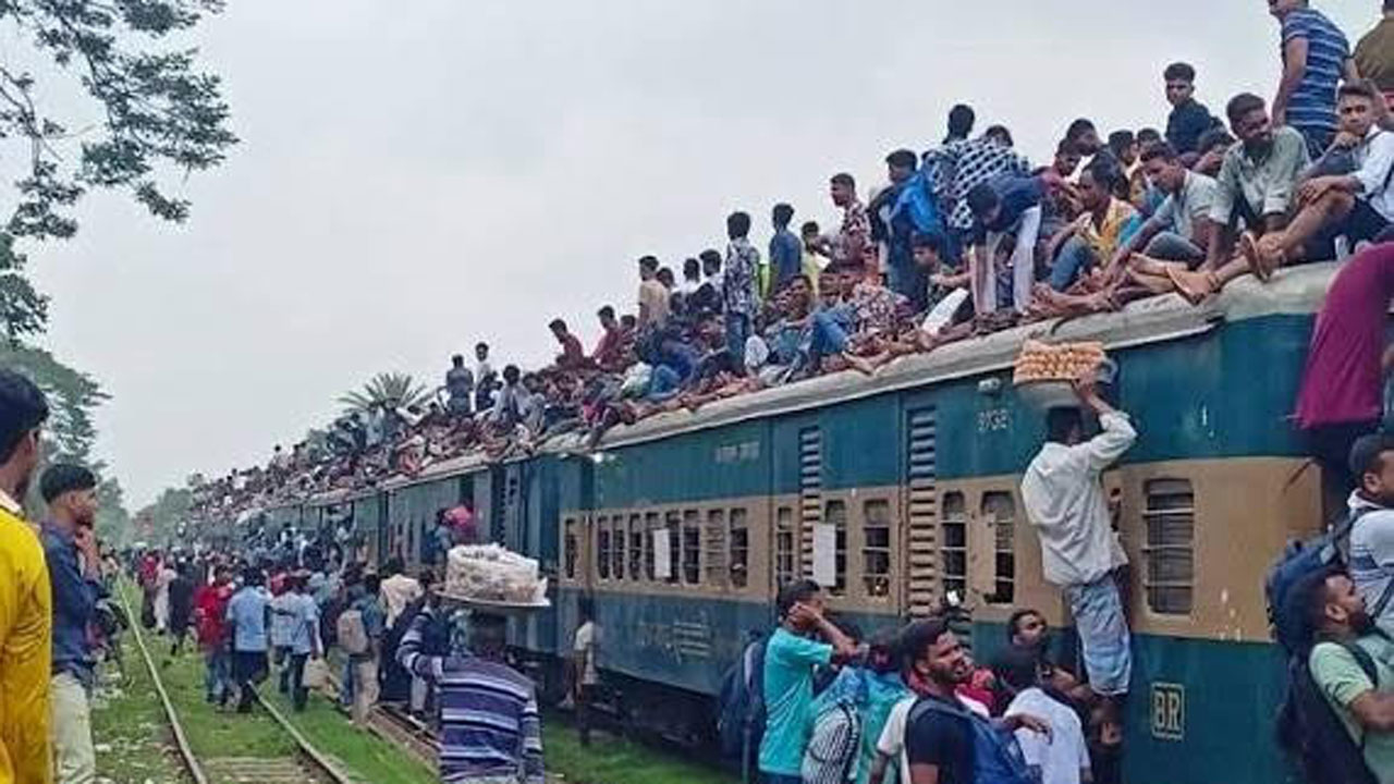গৌরীপুর স্টেশন থেকে ঝুঁকি নিয়ে ঢাকা ফিরছেন যাত্রীরা