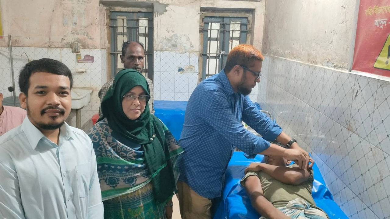 নান্দাইল উপজেলা স্বাস্থ্য কমপ্লেক্সে আহতদের চিকিৎসা দেয়া হচ্ছে