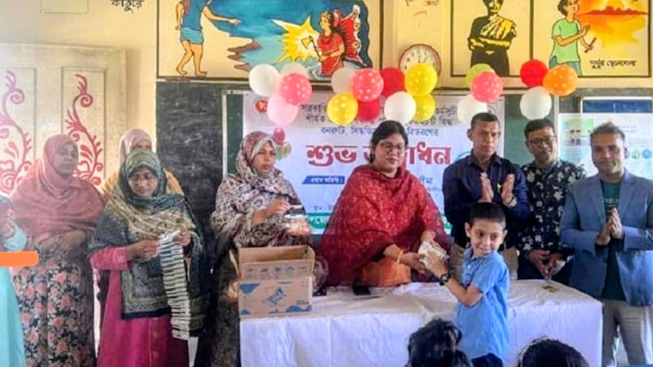 রোববার এক‌টি বিদ‌্যাল‌য়ে খাবার বিতর‌ণের ছ‌বি