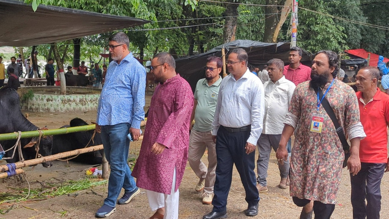 অস্থায়ী গরুর হাট পরিদর্শনে ময়মনসিংহ সিটি করপোরেশনের প্রশাসক মো: রুকুনোজ্জামান