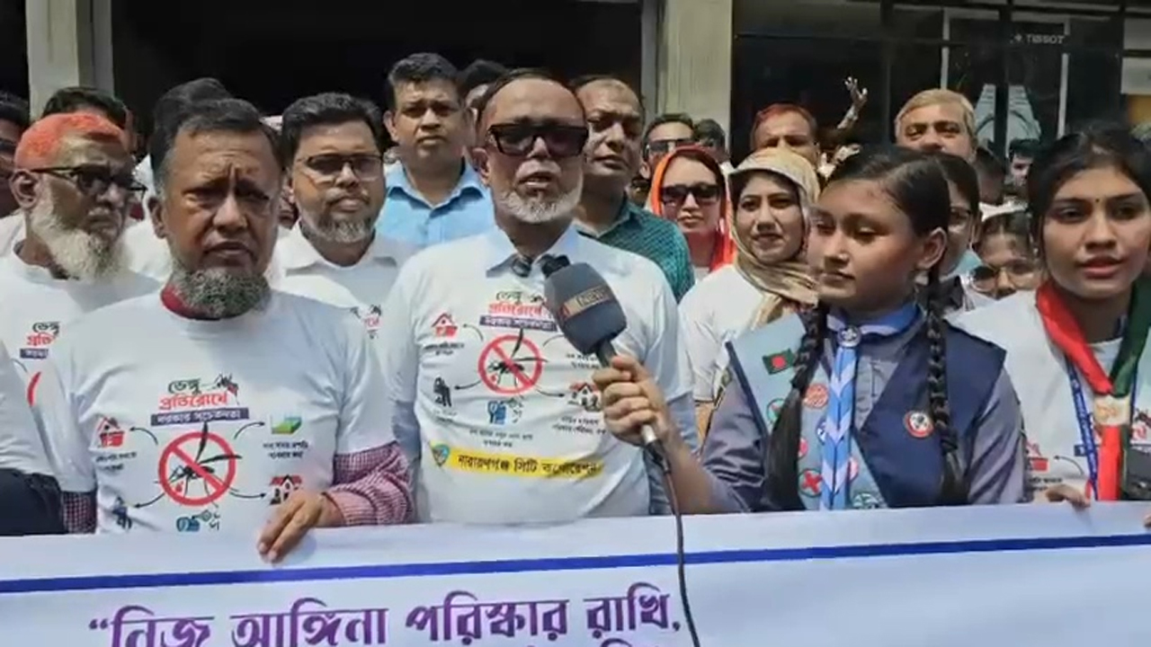 র‌্যালি শেষে বক্তব্য দিচ্ছেন নারায়ণগঞ্জ সিটি করপোরেশনের প্রশাসক অ্যাডভোকেট সাখাওয়াত হোসেন খান