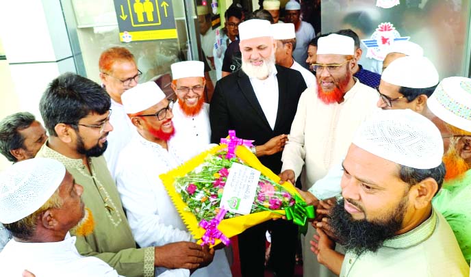 এটিএম আজহারুল ইসলাম এমপিকে সৈয়দপুর বিমানবন্দরে নেতাকর্মীরা স্বাগত জানান : নয়া দিগন্ত