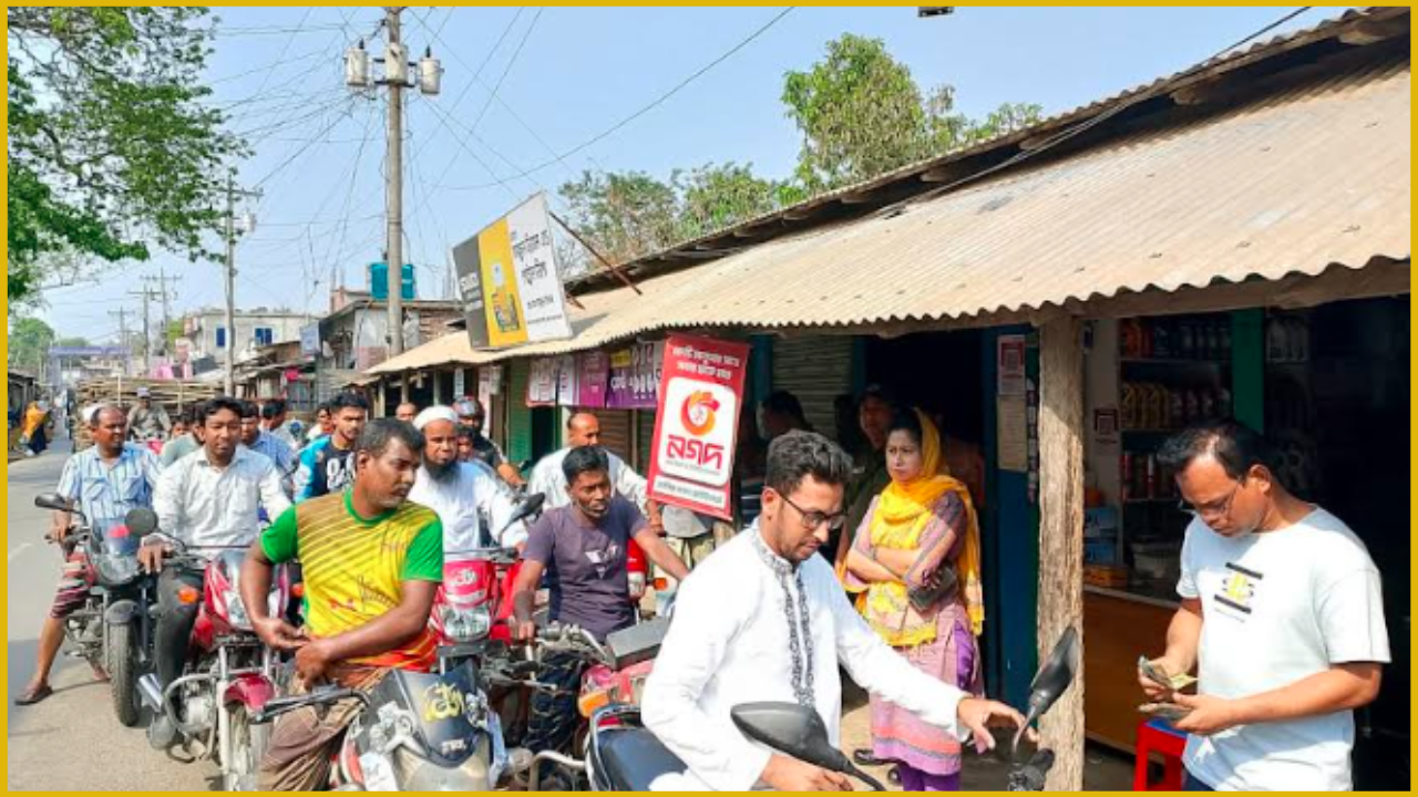 জব্দ তেল সরকার নির্ধারিত মূল্যে মোটরসাইকেল আরোহীদের মাঝে বিক্রি করা হচ্ছে