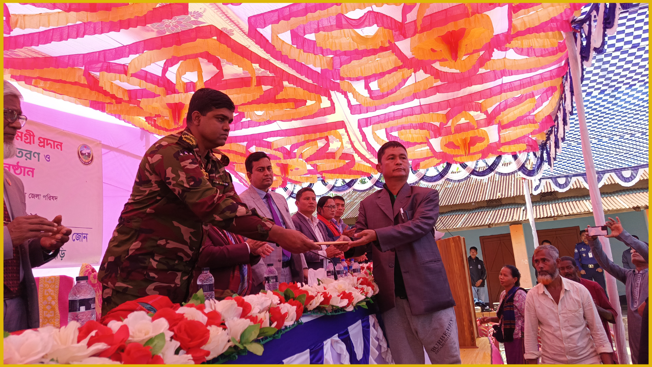 হেমা চাকমার বাবা সাবেক চেয়ারম্যান অনিল চন্দ্র চাকমার উন্নত চিকিৎসার জন্য ৫০ হাজার টাকা আর্থিক সহায়তা দেয়া হয়