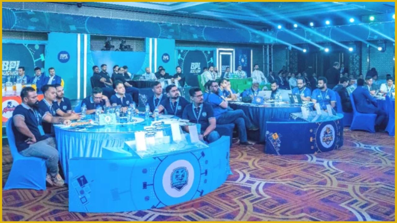 নিলাম অনুষ্ঠানের দৃশ্য