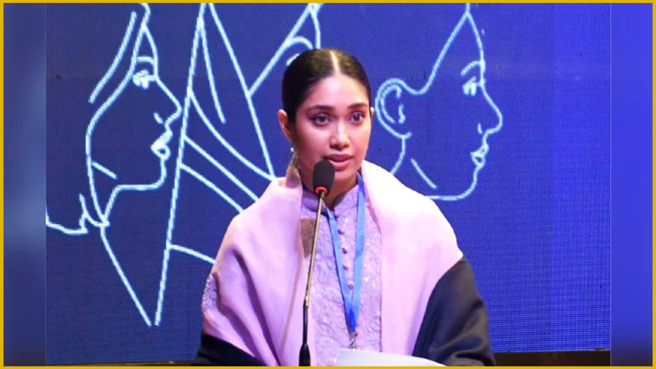 রোববার রাজধানীর খামারবাড়িতে কৃষিবিদ ইনস্টিটিউটে এক আলোচনা সভায় কথা বলেন বিএনপি চেয়ারম্যান তারেক রহমানের মেয়ে ব্যারিস্টার জাইমা রহমান