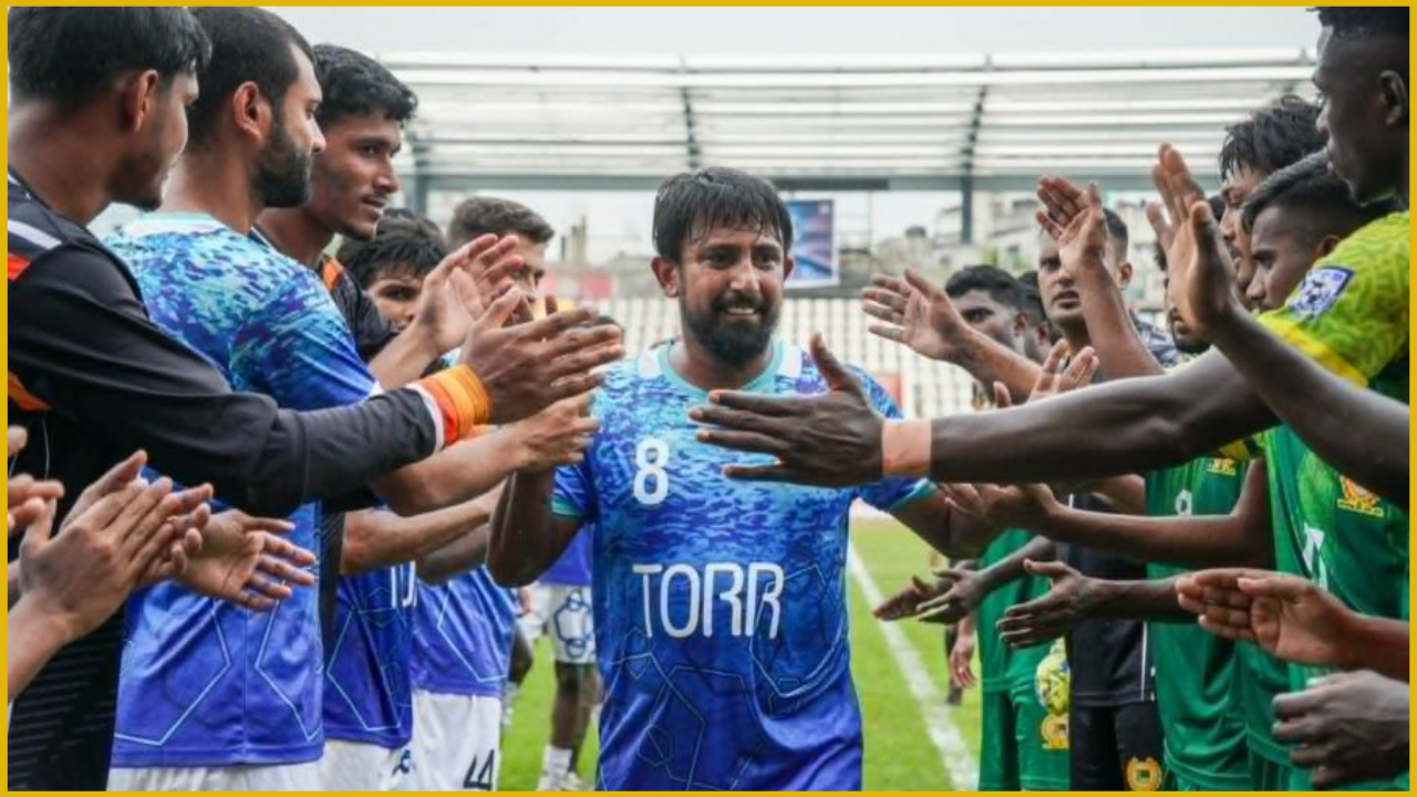 মাঠ ছাড়ার সময় মামুনুলকে গার্ড অব অনার দেন দুই দলের খেলোয়াড়রা