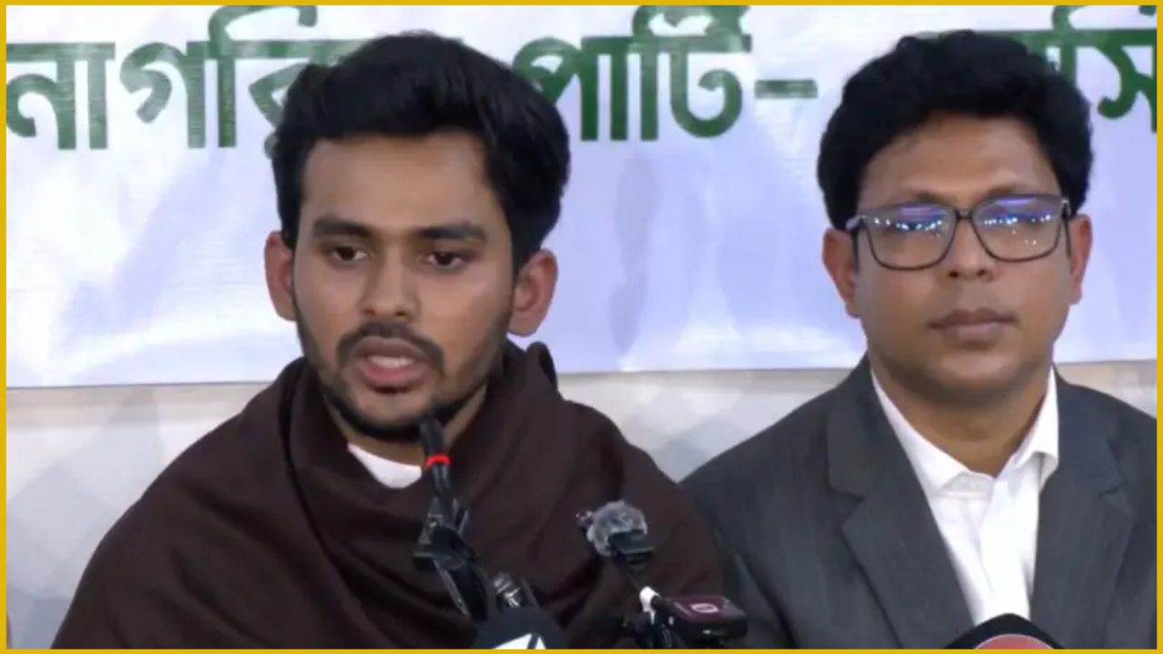 সংবাদ সম্মেলনে কথা বলছেন আসিফ মাহমুদ